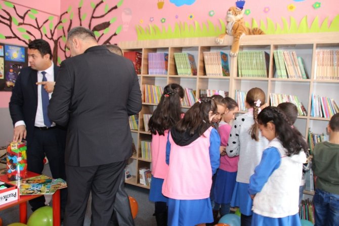 ‘Kütüphanesiz Okul Kalmasın’ projesiyle okullara kütüphane
