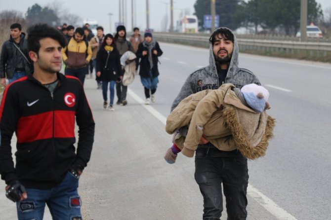 Mülteciler Kapıkule’ye yürüyor