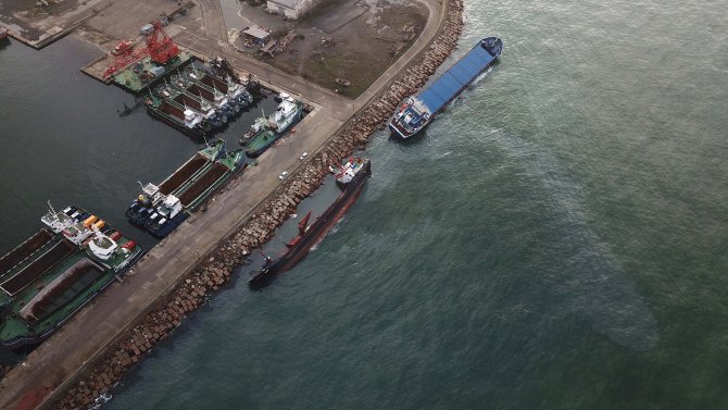 Tuzla'da çarpışan gemiler yan yattı