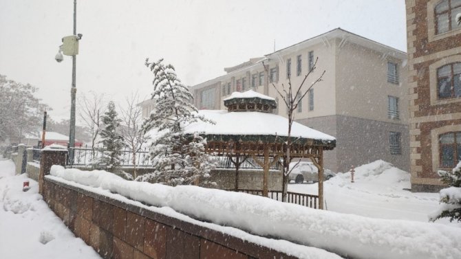 Karlıova’da yoğun kar yağışı, ekipler seferber oldu