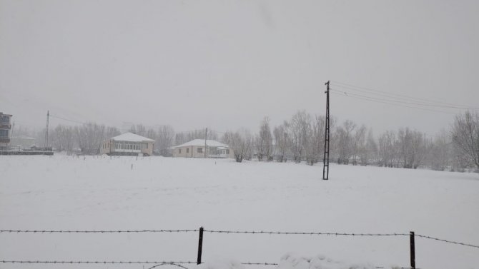 Karlıova’da yoğun kar yağışı, ekipler seferber oldu
