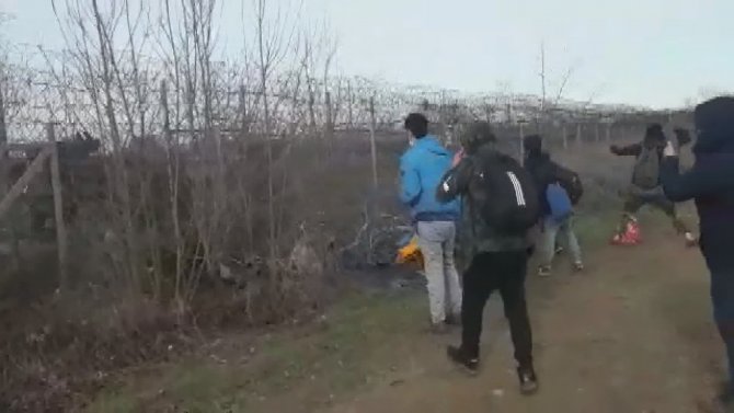 Pazarkule'de tel örgüleri açan göçmenler Yunan askerine ait aracı taşladı