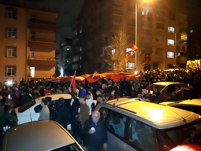 Şehit evinin önünde toplanan binlerce Ankaralı, 'İstiklal Marşı' okudu