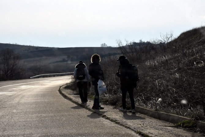 Yunanistan'a geçen göçmenler, yollarda yürürken görüntülendi