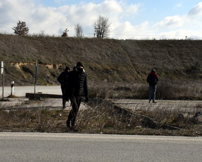 Yunanistan'a geçen göçmenler, yollarda yürürken görüntülendi