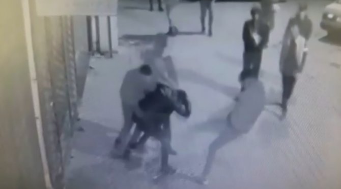 Konya’da tekme tokat dövülen gencin gasp edilme anı kamerada