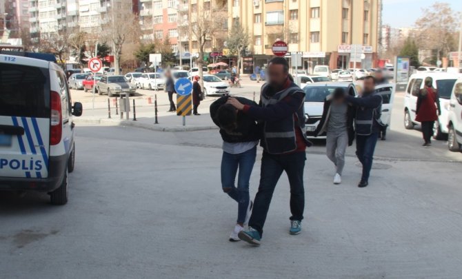 Konya’da tekme tokat dövülen gencin gasp edilme anı kamerada