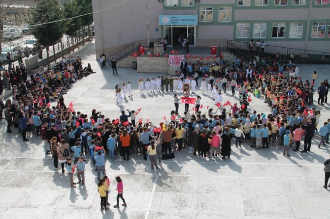 İstiklal Marşı’nı okuyan ikiz kardeşler beğeni topladı