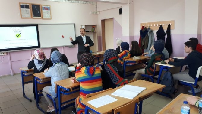 Öğrencilere meslek seçiminin önemi anlatıldı