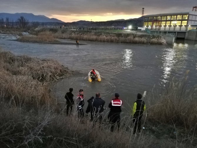 Baraj kapakları açıldı, adacıkta mahsur kalan 3 kişi kurtarıldı