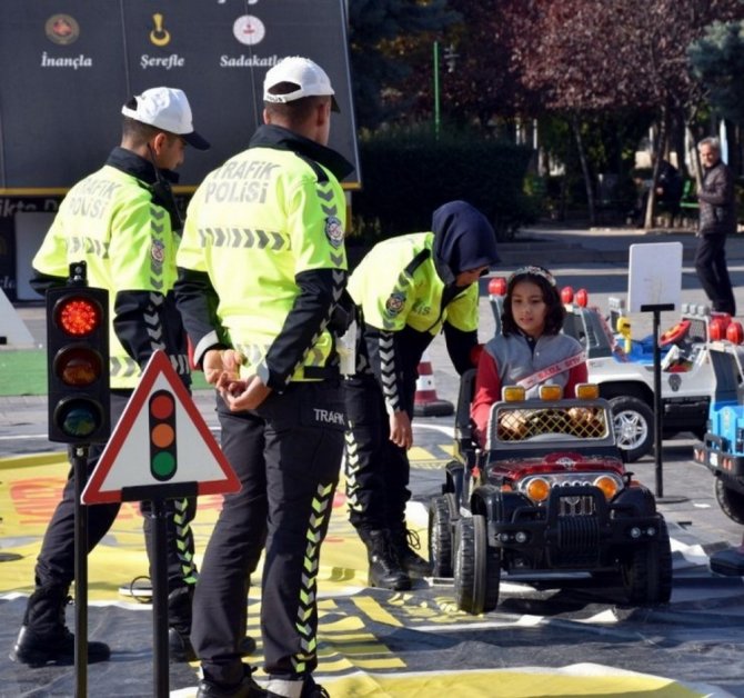 İlkadımlı gençler “Seyyar Çocuk Trafik Parkı”nda trafiği öğreniyor