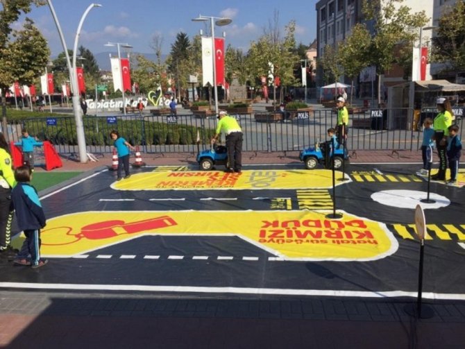 İlkadımlı gençler “Seyyar Çocuk Trafik Parkı”nda trafiği öğreniyor