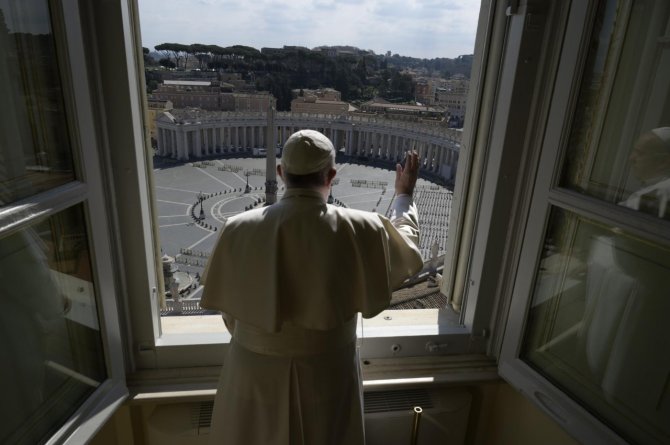 Papa Francis, karantinada olan Roma caddelerinde gezindi