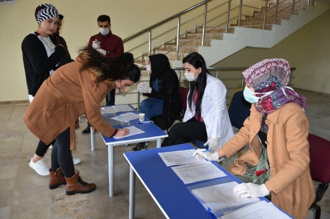 Vali Erin’den üniversiteye hazırlanan öğrencilere kitap desteği