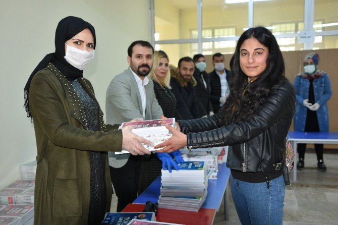 Vali Erin’den üniversiteye hazırlanan öğrencilere kitap desteği