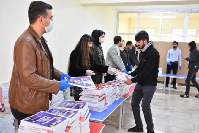 Vali Erin’den üniversiteye hazırlanan öğrencilere kitap desteği