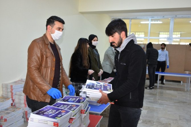 Vali Erin’den üniversiteye hazırlanan öğrencilere kitap desteği