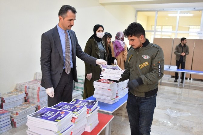 Vali Erin’den üniversiteye hazırlanan öğrencilere kitap desteği