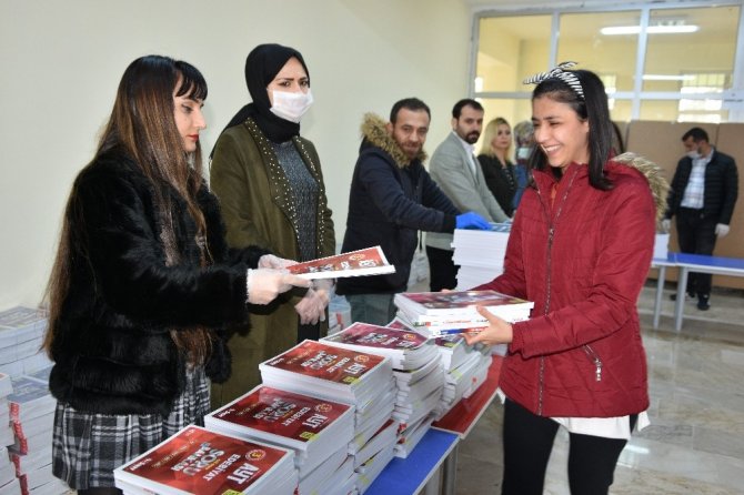 Vali Erin’den üniversiteye hazırlanan öğrencilere kitap desteği