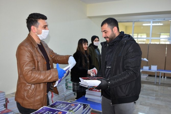 Vali Erin’den üniversiteye hazırlanan öğrencilere kitap desteği