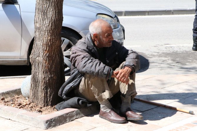 68 yaşındaki evsiz, misafirhaneye gitmemek için direndi