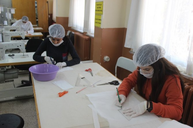 Her gün köyden gelip gönüllü olarak maske üretiyor