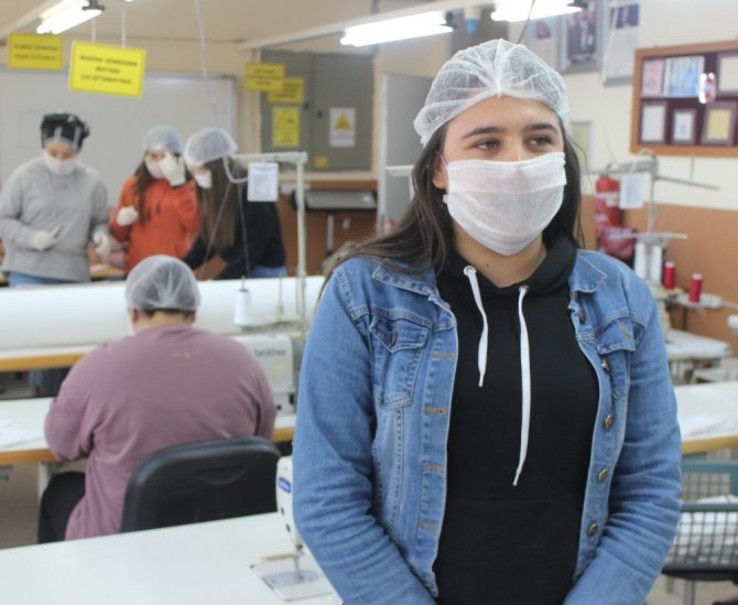 Her gün köyden gelip gönüllü olarak maske üretiyor