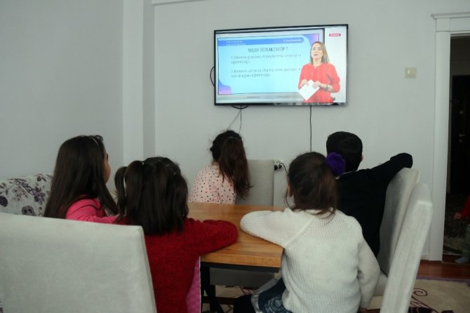 Çocuklar EBA ile ilk derslerini almaya başladı