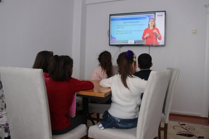 Çocuklar EBA ile ilk derslerini almaya başladı