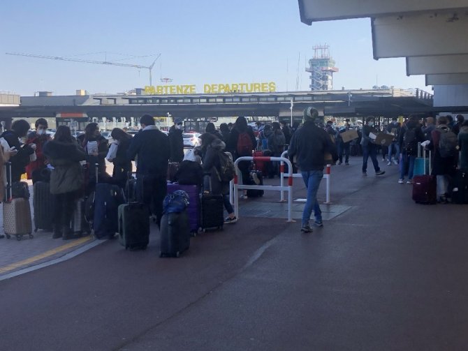 İtalya’dan 213 öğrenci Türkiye’ye doğru yola çıktı
