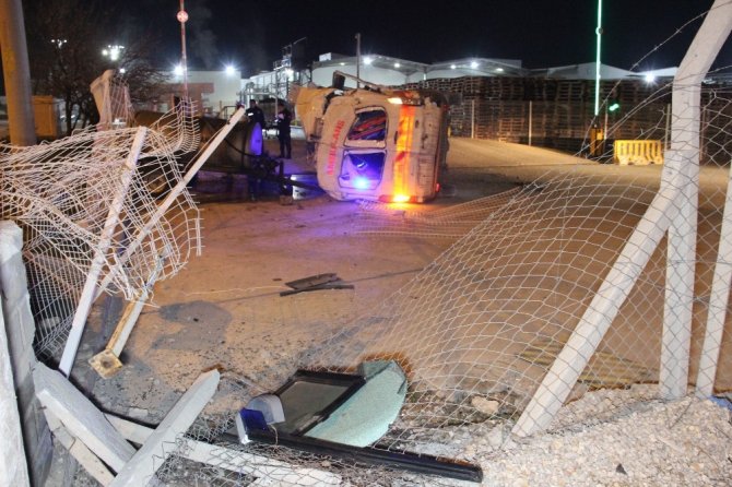Tekeri patlayan ambulans beton bariyere çarparak fabrika bahçesine devrildi: 3 yaralı
