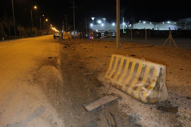 Tekeri patlayan ambulans beton bariyere çarparak fabrika bahçesine devrildi: 3 yaralı