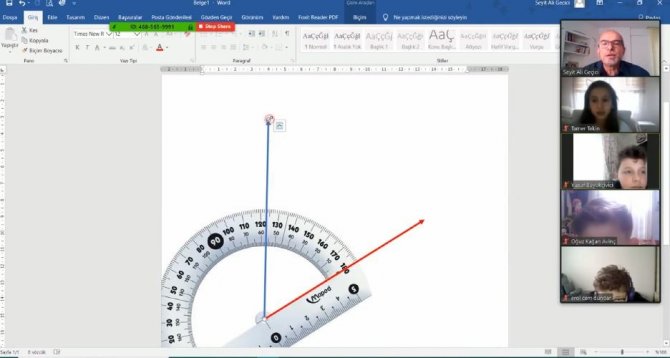 Öğrencilerine telekonferansla ders veriyor