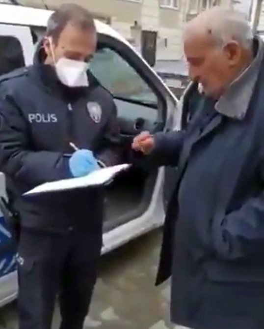 Polis evden çıkamayan yaşlı adamın pazar ihtiyacını karşıladı