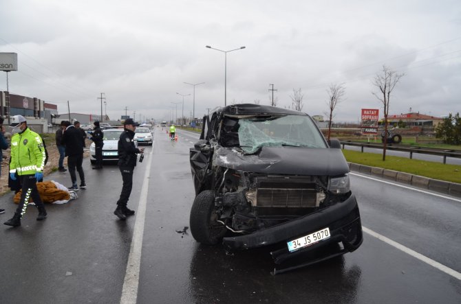 Aksaray'da minibüs TIR'a çarptı: 2'si çocuk, 6 yaralı