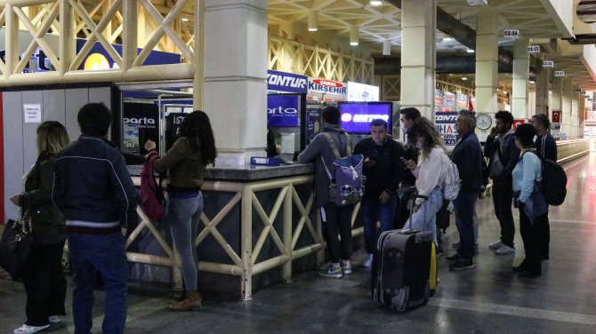 Antalya Otogarı'ndan yolcu otobüslerin çıkışına izin verilmedi