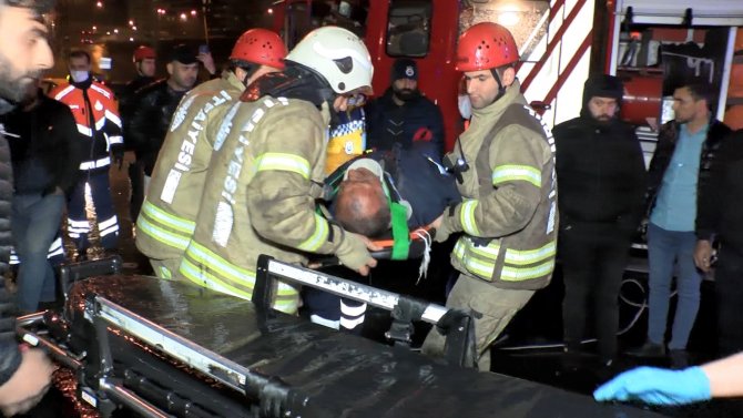 Esenler'de çekici kamyonet halk otobüsüne çarptı: 2 yaralı