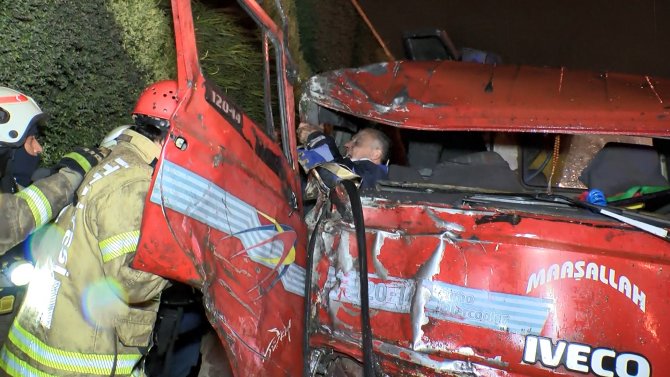 Esenler'de çekici kamyonet halk otobüsüne çarptı: 2 yaralı