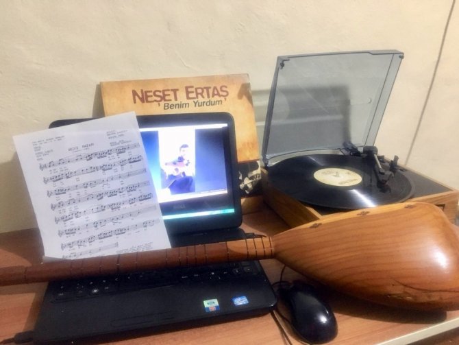 Evde kalıyorlar, koro eğitimini uzaktan alıyorlar