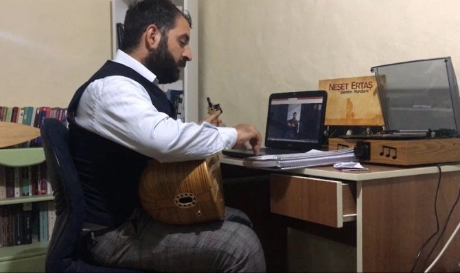 Evde kalıyorlar, koro eğitimini uzaktan alıyorlar