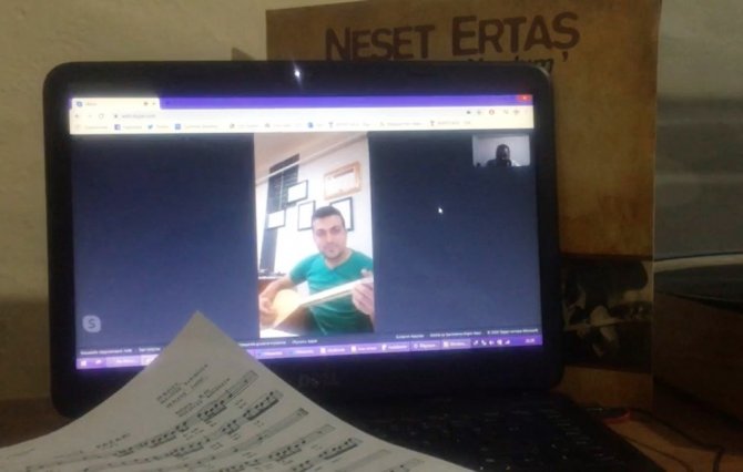 Evde kalıyorlar, koro eğitimini uzaktan alıyorlar