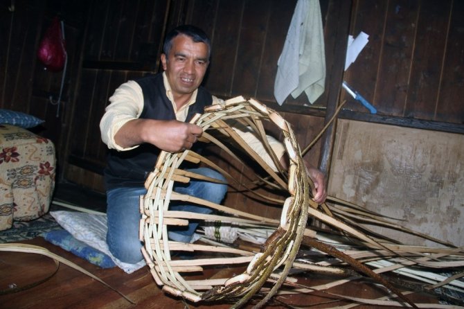 Dede mesleğini gelecek kuşaklara öğreterek yaşatmaya çalışıyor