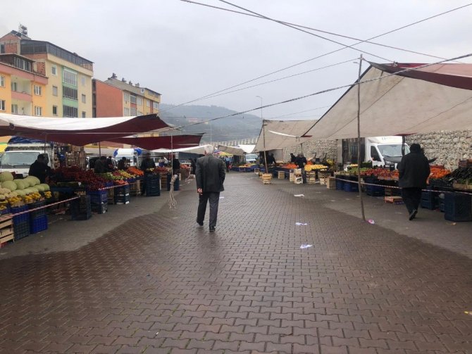 Halk pazarında 3 metre kuralı uygulaması başladı