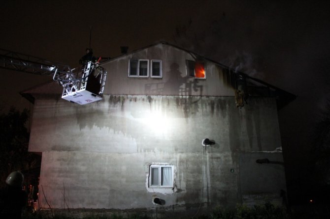 Samanlıktan çıkan yangın 2 katlı evi küle çeviriyordu