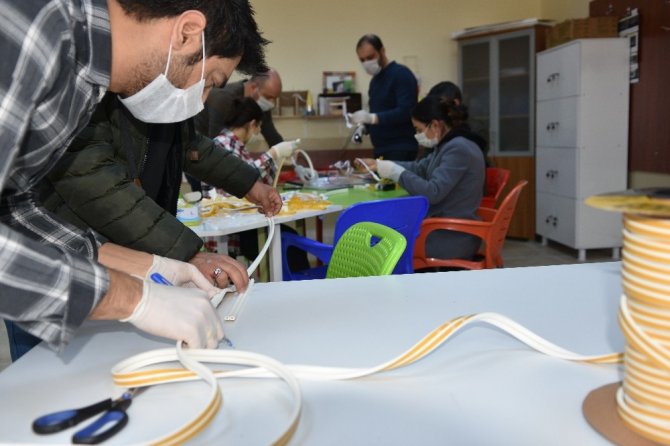 Öğretmenlerden sağlık çalışanları için yüz koruyucu siper