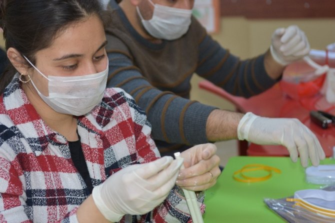 Öğretmenlerden sağlık çalışanları için yüz koruyucu siper