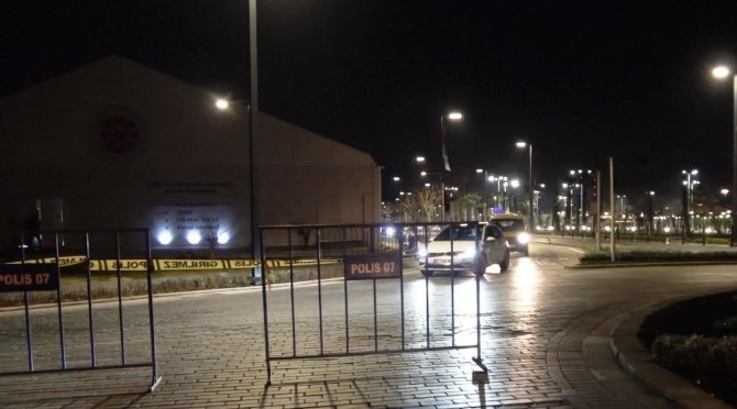 Dünyaca ünlü Konyaaltı Sahili çift yönlü araç trafiğine kapatıldı