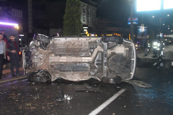 Çarpışan otomobillerden biri yan yattı: 3 yaralı