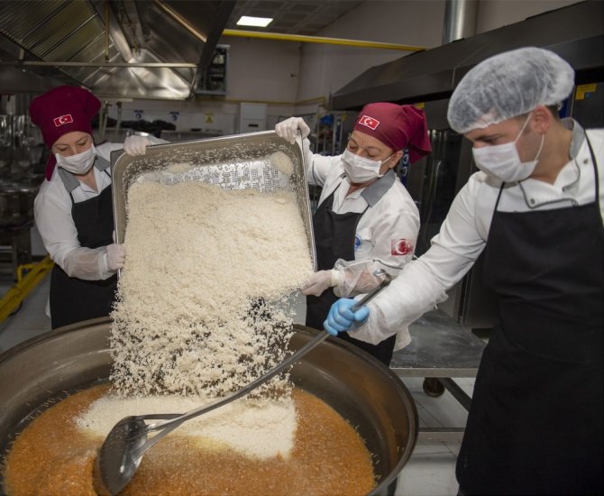Mersin’deki belediye aşhanesinde günlük 6 bin kişilik yemek üretiliyor