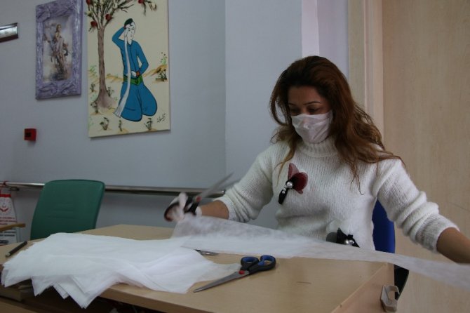 Özel bireyler sağlıkçılar için maske üretimine başladı